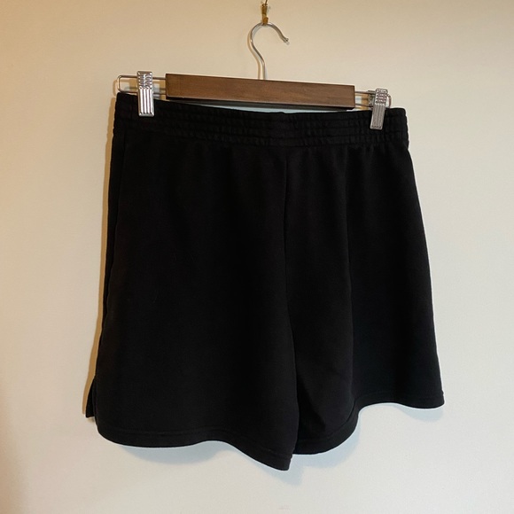TNA aritzia  airy fleece black sweatshorts size medium - Picture 4 of 4